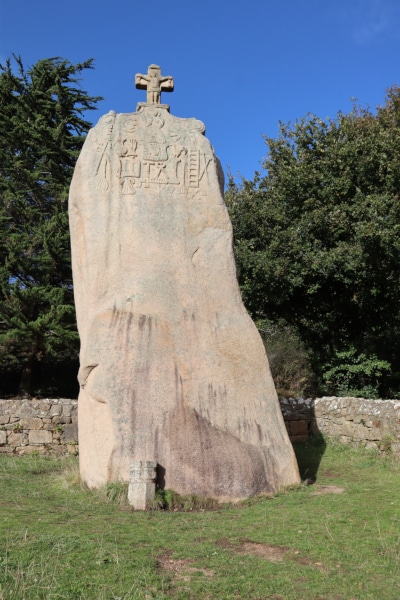 Le Menhir christianisé de St Uzec