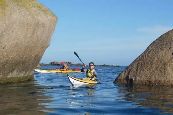 Kayak entre les rochers à Tregastel