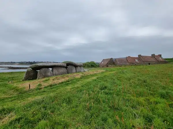 L'ile Millau : la ferme et l'allée couverte